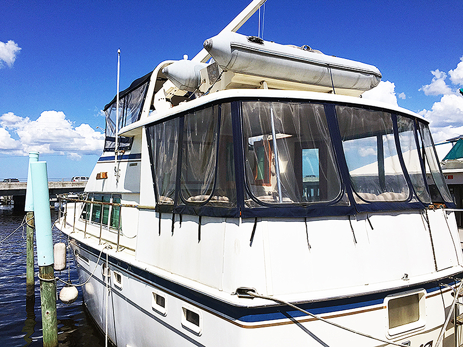SOLD      Extremely clean 1982 43' Hatteras